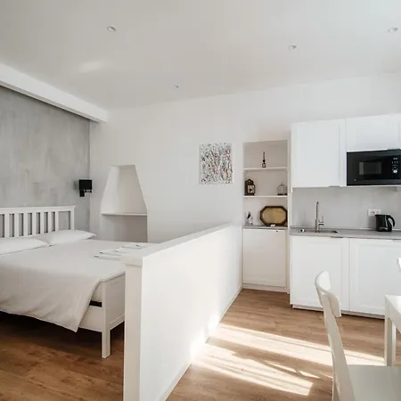 The Lemon Tree House - Center Apartment *