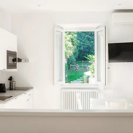 The Lemon Tree House - Center *