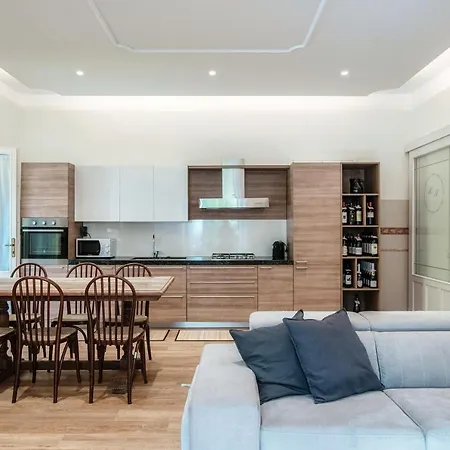 The Lemon Tree House - Center Apartment *