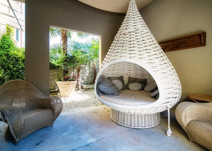 The Lemon Tree House - Center *