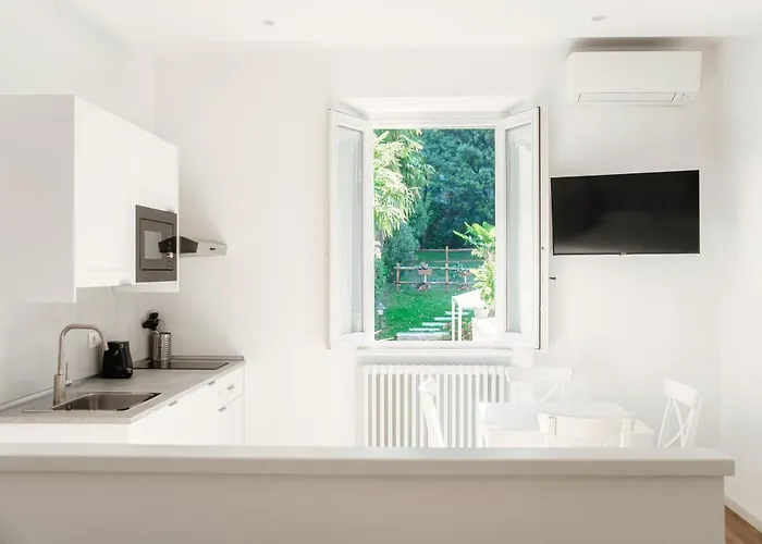 The Lemon Tree House - Center *